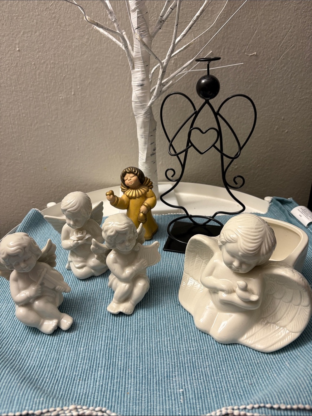 Porcelain Angel Figurine Set with Gold Accent Angel. NWOT🌸